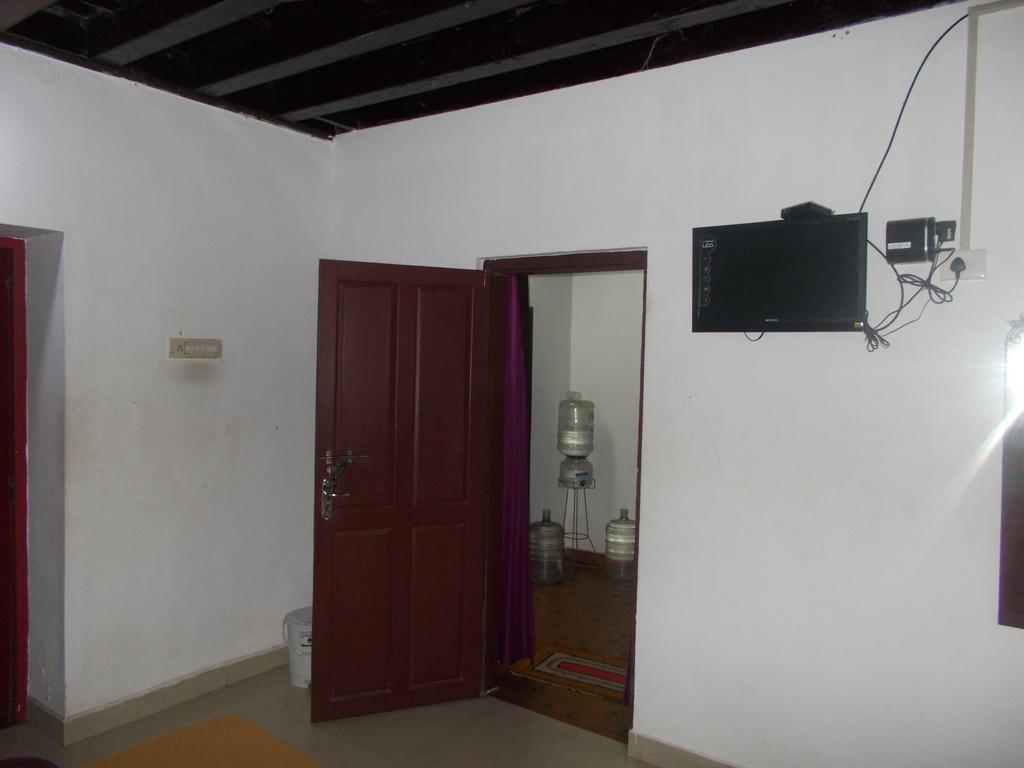 Guruvayur Bunglow Hotell Exteriör bild