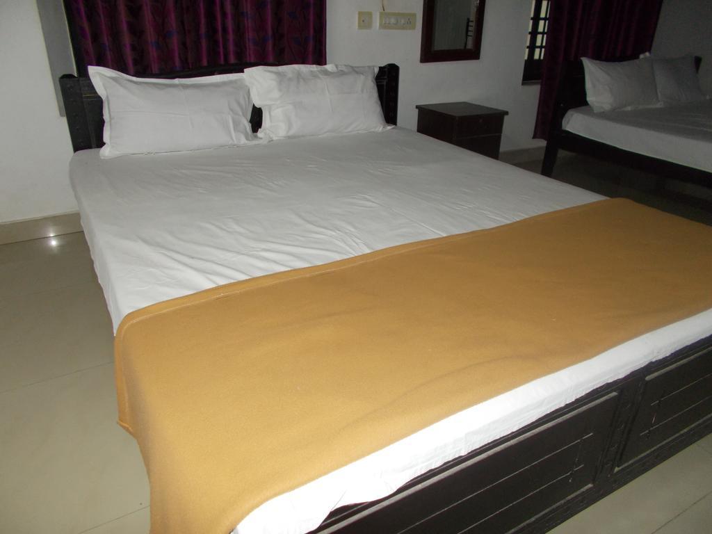 Guruvayur Bunglow Hotell Exteriör bild