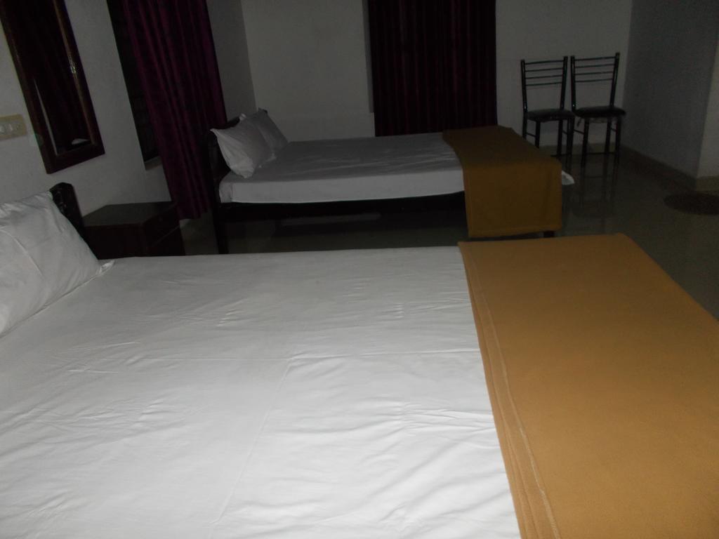 Guruvayur Bunglow Hotell Exteriör bild